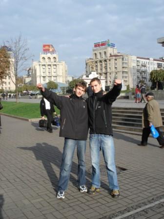 Alexander en zijn broer Igor op Maidan Nezalezjnosti - onafhankelijkheidsplein